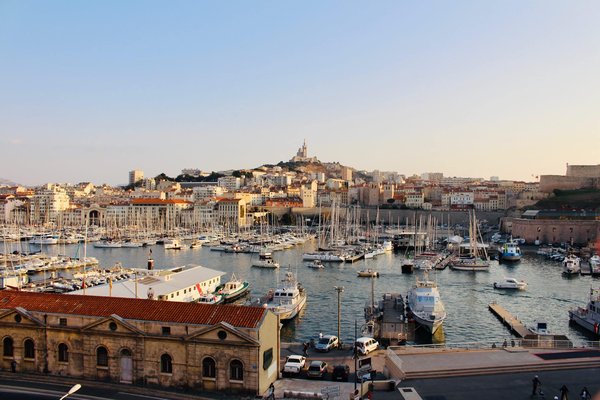 Comment profiter des villes sans se ruiner ?