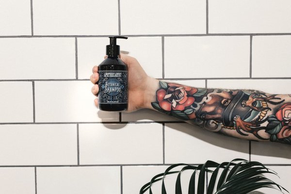 Comment utiliser le gel douche fourni par l'hôtel ?