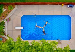 La joie de la piscine en famille
