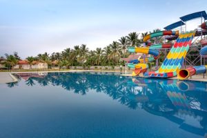 Un lieu de vacances au Grau du Roi offrant des installations aquatiques modernes et un parc de loisirs pour les enfants et les adultes.